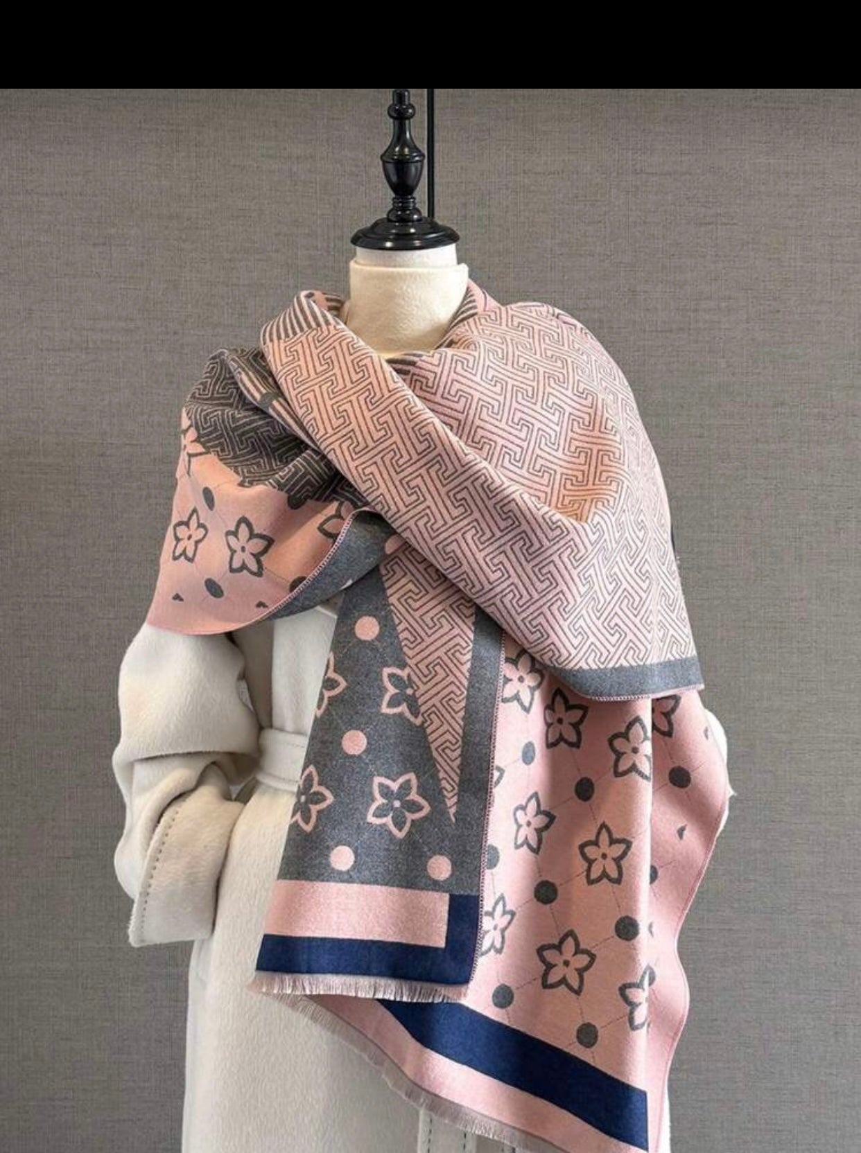 Elegant Clover Pattern Jacquard Scarf